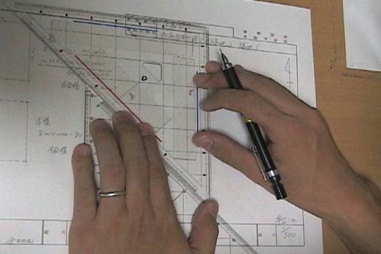 建物図面に基準線を引き、辺長をプロットする①